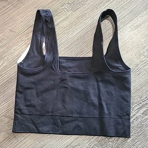 RESTOCKED All In Motion Black Seamless Textured Cropped Tank - Picture 4 of 4